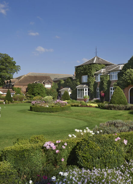 Exterior-Manor-House-Putting-Green-scaled